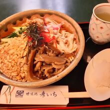 私は五目冷やしそばとのセットにして…、