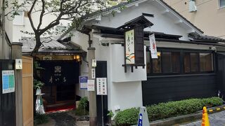 料亭だった建物を改装した和のデザート店。 お餅、あんみつ、かき氷…と目移りするほどの品揃え
