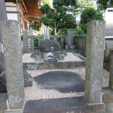 意外に質素な感じのお墓