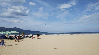 朝早くに人が集まるビーチ