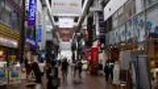 センター街は三宮の目抜き通り