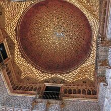 大使の間の金色に塗られた寄木細工の天井