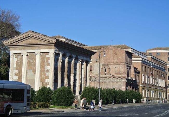 真実の口広場にあります。