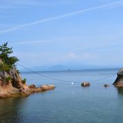 美保関の道沿いの海岸にある注連縄に結ばれた岩は縁結び子宝のご利益のあるパワースポット