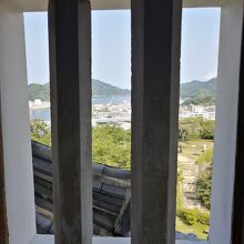 天守閣から海を見る