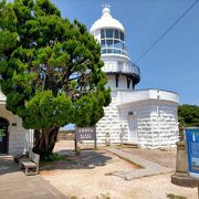 白い石造りの小さな灯台は明治31年に建てられた歴史あるもの