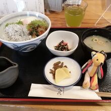 釜揚げシラス丼　おいしいけど普通かな