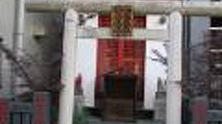 赤い扉がとても鮮やか