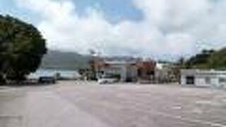 店の前には人魚像