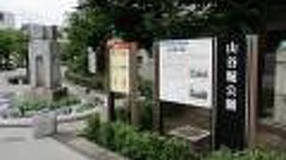 方角を表す石造のモニュメントがあります