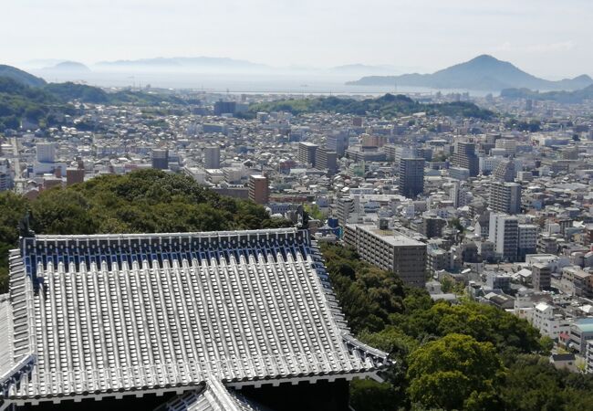 天守から伊予灘を見る
