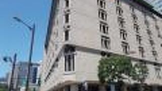 日比谷公園の東側を通る日比谷通り沿いにあります。