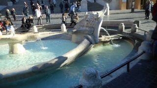 スペイン広場の前の噴水