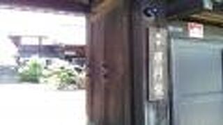 ヒマラヤ杉のそばにある寺院です。