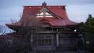 本堂は赤い屋根の堂々とした構え