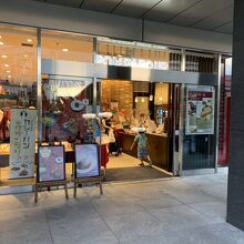 人気のパン屋さんも入っています