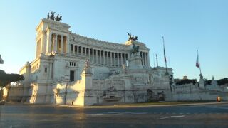 エマヌエーレ２世前記念堂前の広場