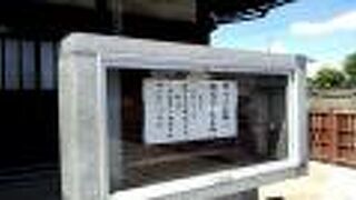 ヒマラヤ杉の近くにあります。この寺院の帰り道から撮影したヒマラヤ杉が、一番雰囲気が良かったです。