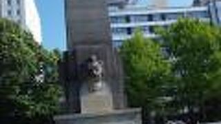 柱の脇の彫刻も素晴らしい