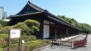 皇居東御苑の中にあります。