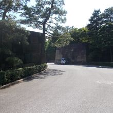 門は枡形になっています。