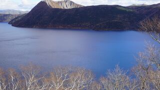 青ざめたような美しい湖面が見渡せました