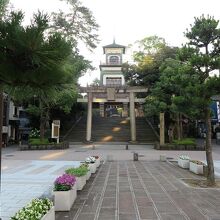 香林坊交差点から、トボトボ散歩しながら10分で到着です