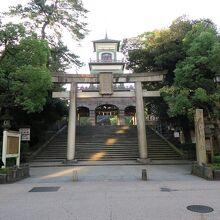 神社の門の形と美しいステンドグラス、珍しいですね