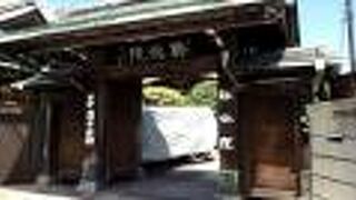 日本美術院の前の広い通りに面しています。