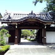 谷中霊園の近くにあるお寺です。