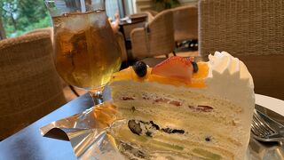 フルーツいっぱいのケーキに舌鼓！