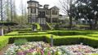 高台に位置する庭園も素敵な洋館
