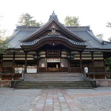 「拝殿」は、御殿を移築したものだそうです