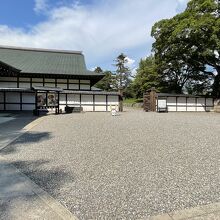 彦根城博物館前、冠木門。