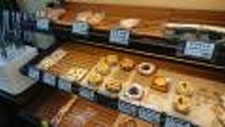 お昼過ぎに、昼食用のパンを求めて訪問