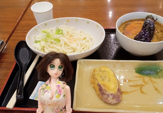 提供が速いと感じるフードコート内のうどん店。柔らかく食べやすかったです