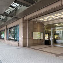 バス待ちの人のためのバス停も立派です