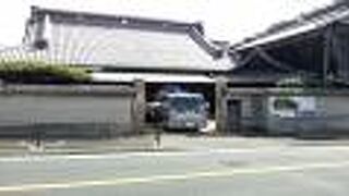 三崎坂を登ったところにあります。