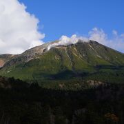 頂上付近から勢いよく白い水蒸気が上がっていて