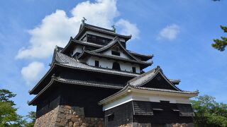 今から410年前に建てられた国宝に指定されている現存天守のひとつ