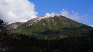 頂上付近から勢いよく白い水蒸気が上がっていて