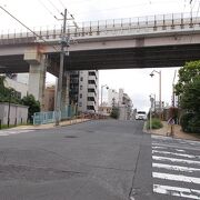 堅川にかかる橋の一つです。