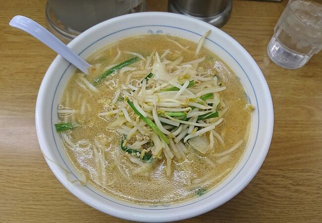 夕食でみそラーメンをいただきました