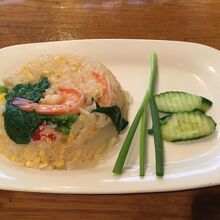 カオパットという海老入りチャーハン。辛くないのでおすすめ。
