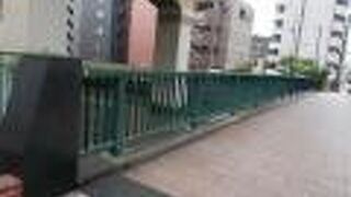 堅川にかかる橋の一つです。