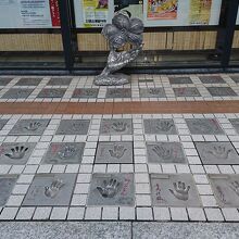 手形が並んでいます