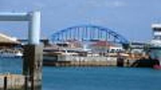 きれいな青い橋