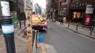 アマンド前から麻布十番方面へ下っていく坂道