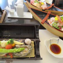 夕食は、伊豆の海の幸と山の幸が楽しめます。