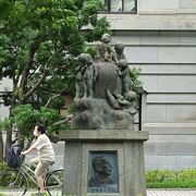 記念碑によると、著作の怪談とは反対の人柄が想像できます。